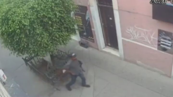 No aguantó y se hizo del baño en una banca de la calle