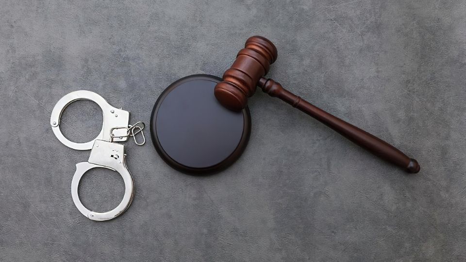 Un operativo en la colonia El Crestón derivó en la detención de dos personas y el decomiso de 27 kg de sustancia ilícita; tras una persecución, la policía aseguró el cargamento y el vehículo; los implicados quedaron a disposición de la FGR para determinar su situación legal.