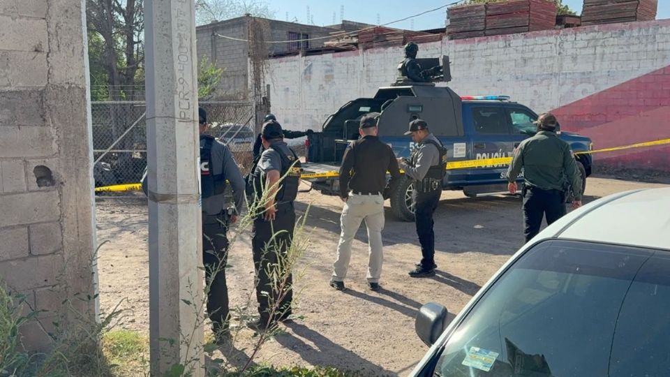 Durante el despliegue, los elementos ubicaron un vehículo Nissan Sentra blanco, presuntamente utilizado por los responsables