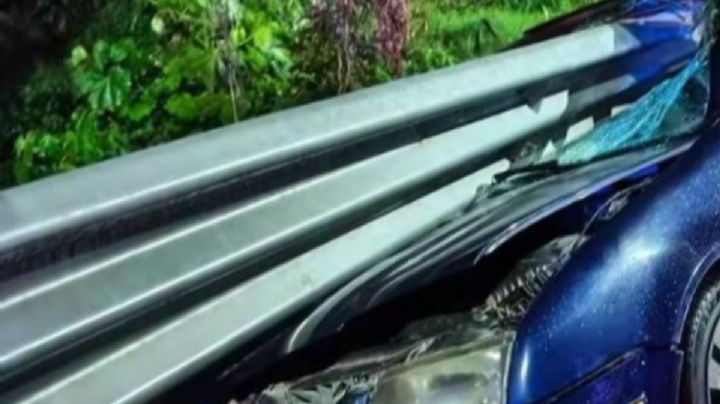 Auto queda atravesado por barra de contención en Huejutla