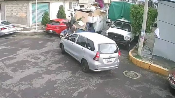 Camioneta de fierro viejo choca contra auto particular en Tláhuac; salen disparadas dos personas
