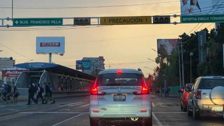 Se apagan semáforos en el bulevar López Mateos de León y provocan caos vial