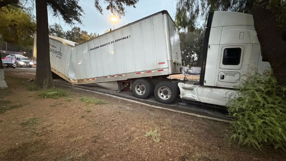 El tráiler quedó varado con la caja partida en la Calzada Ignacio Zaragoza con dirección al oriente.