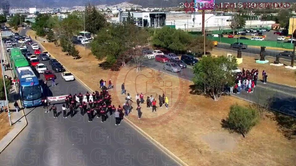 Estudiantes de la Normal El Mexe realizaron actividades de boteo en las casetas de San Alejo y el Arco Norte para solicitar apoyo económico