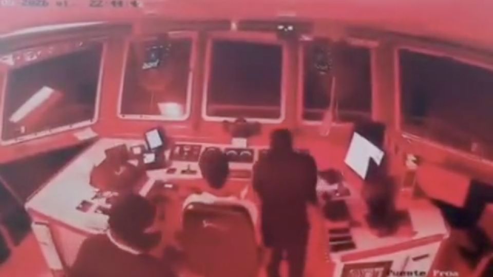 En el video se observa cómo los sujetos sorprendieron al personal de guardia mientras uno de los tripulantes se encontraba al mando del timón.