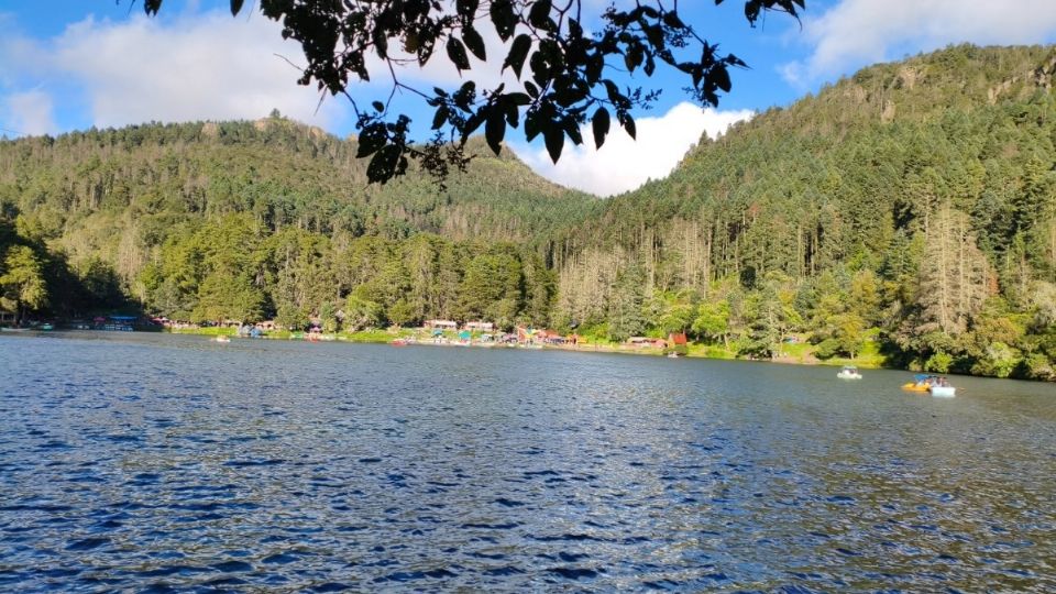 El cuerpo de agua tiene fugas por daños en el muro de contención