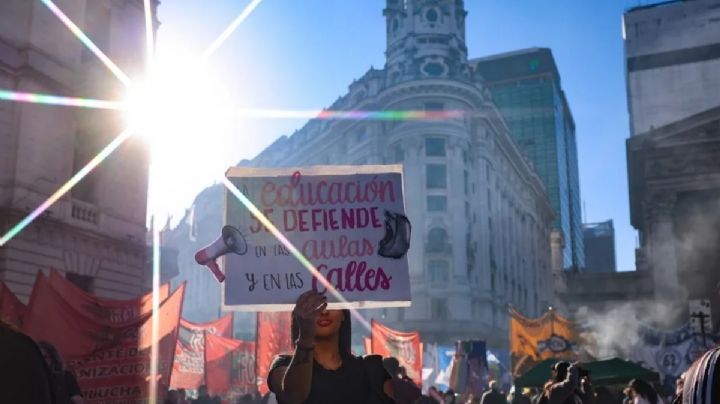 Miles protestan en Argentina por recortes y falta de financiamiento a universidades públicas