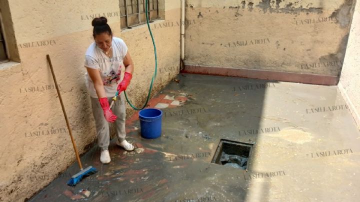 Lluvias colapsan drenaje; aguas negras afectan a restaurantes y edificios