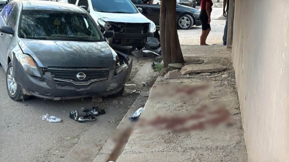 Según los testigos, ambas victimas quedaron prensados debajo del vehículo, por lo que fue necesaria la intervención de los elementos del Departamento de Bomberos de Hermosillo para realizar las maniobras de rescate.
