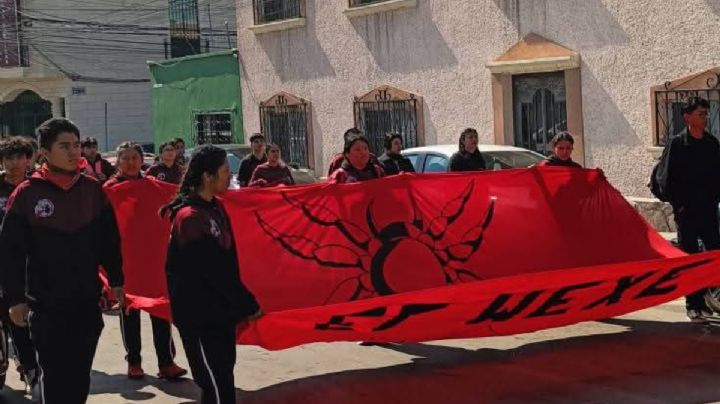 Estudiantes de El Mexe instalan plantón en Palacio Nacional; buscan dialogo