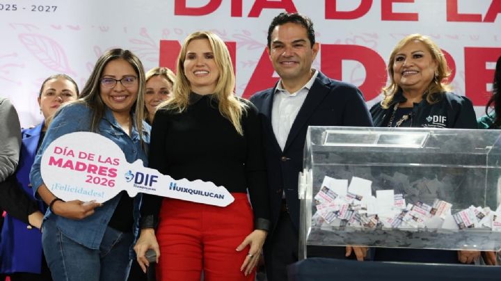 Celebra Huixquilucan el Día de las Madres con 8 casas