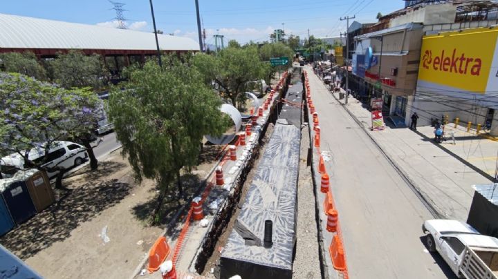Obras causan accidentes en Calzada Ignacio Zaragoza; vecinos alertan de caídas y riesgo