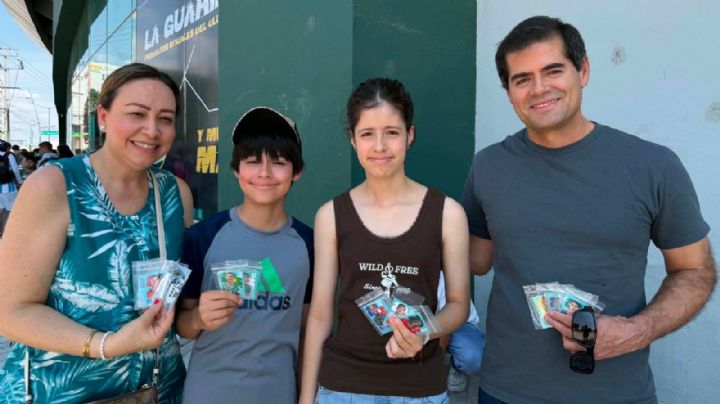 Fiebre mundialista: familias y amigos arman mega intercambio de estampitas en el Estadio León