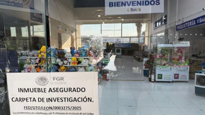 Policías llegan a las 3 de la mañana y sacan a empleados de tienda china clausurada