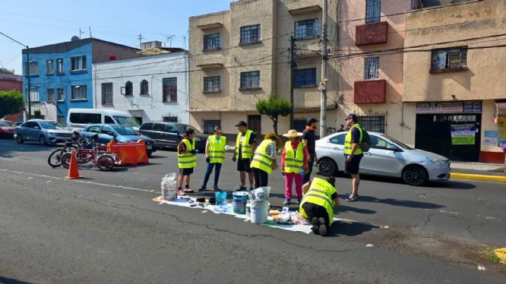 Pintan por cuarta vez ciclocarril ciudadano en bajo puente de Tlalpan