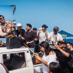 Grupo Frontera sorprende cantando en playas de Veracruz a bordo de camioneta