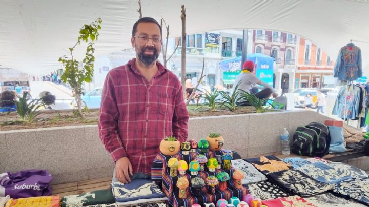 Artesano hidalguense encontró su sustento económico en su pasión por el arte fantástico