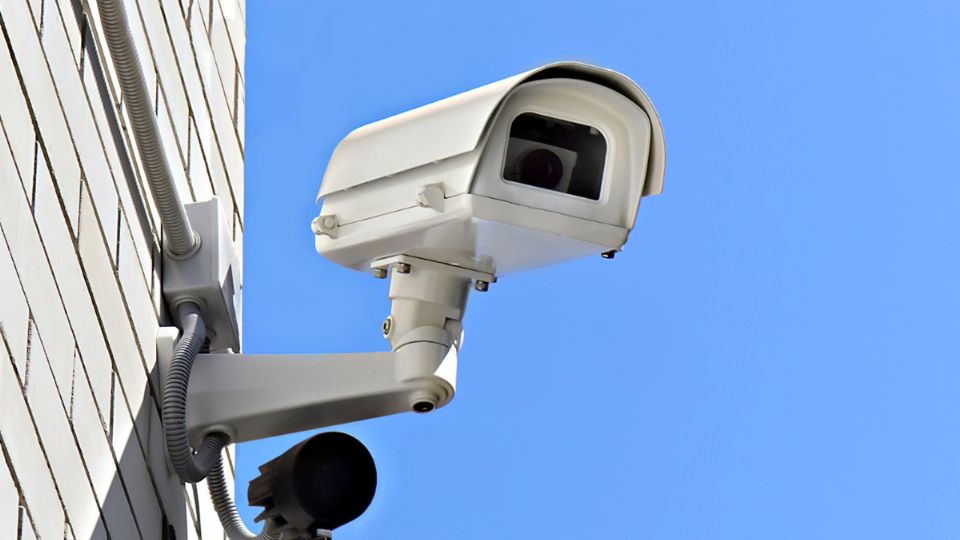Este sistema estará interconectado a la central de monitoreo urbano, sirviendo como una herramienta tecnológica para el seguimiento de hechos delictivos y la coordinación cuerpos de seguridad.