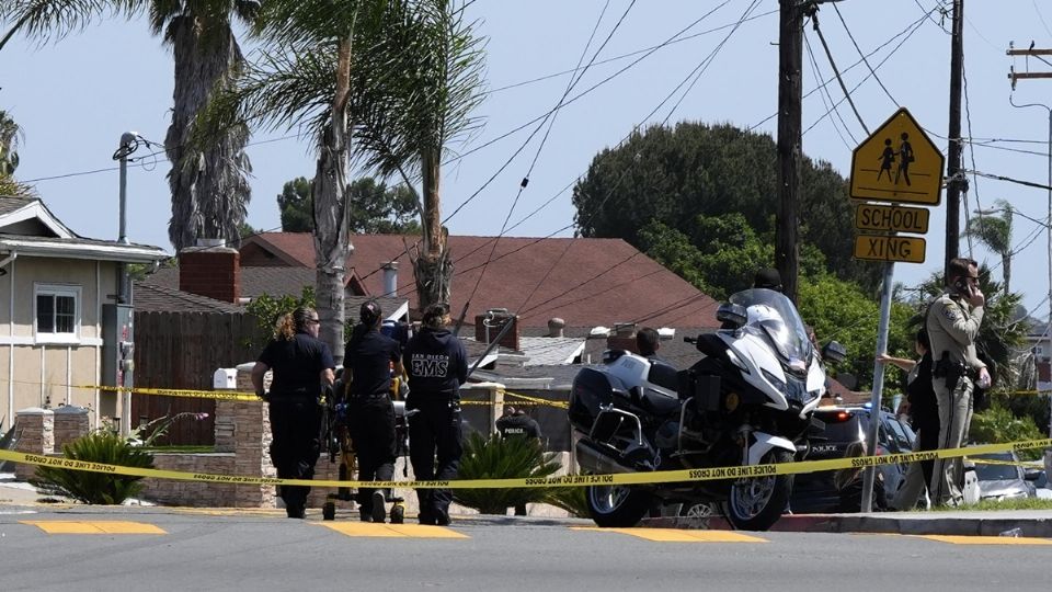 Policías resguardan zona de la mezquita en San Diego donde hubo un tiroteo