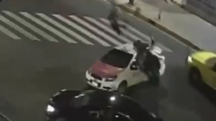 Captan fuerte choque entre moto y taxi en calles de Iztapalapa