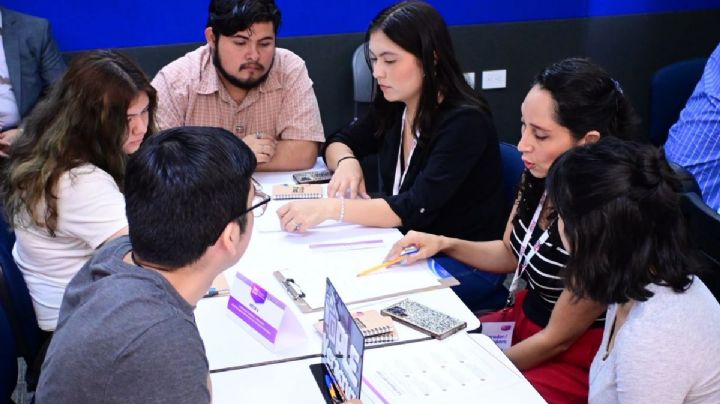 Estudiantes de la UV participan en "Café Democrático" para hablar de temas electorales