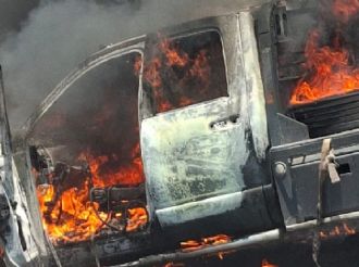 Calcina el fuego camión con rastrojo en la carretera Irapuato-Silao