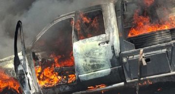 Calcina el fuego camión con rastrojo en la carretera Irapuato-Silao