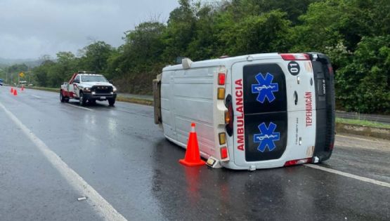 Vuelca ambulancia de Tepehuacán en la México–Tampico