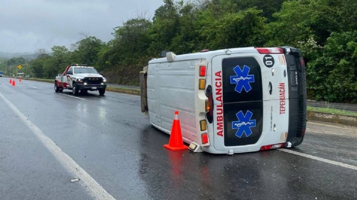 Vuelca ambulancia de Tepehuacán en la México–Tampico