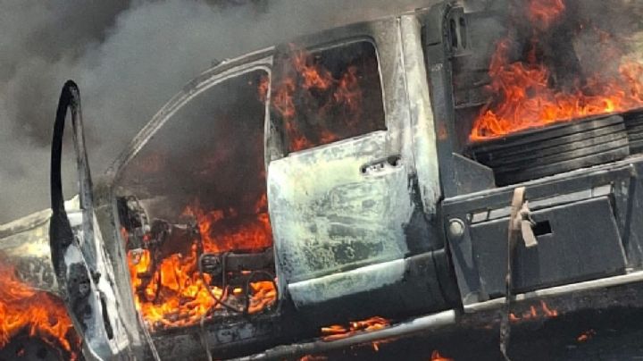 Calcina el fuego camión con rastrojo en la carretera Irapuato-Silao