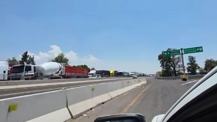 Transportistas tienen bloqueada la carretera Celaya-Apaseo el Grande