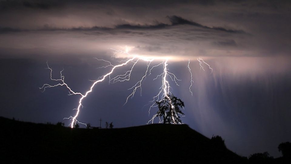 Habrá cielos nublados y tormentas eléctricas este jueves