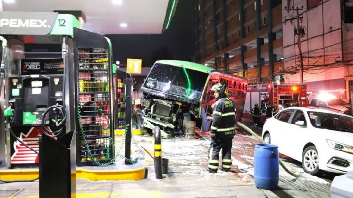 Camión sin frenos impacta autos y acaba dentro de gasolinera Álvaro Obregón