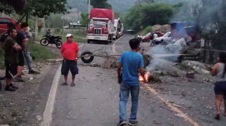 Bloquean tramo en la México-Tampico por falla de CFE en Huejutla