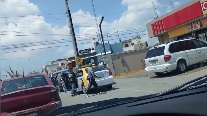 Taxista de Pachuca y conductores riñen por no cederse el 1x1 | VIDEO