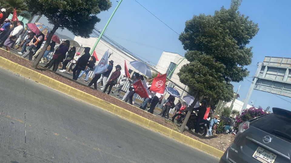 Los manifestantes marchan con rumbo a las oficinas de la Comisión Estatal de Vivienda (CEVI) para exigir la destitución inmediata de su directora, Erika Estenin Toledo Parra, a quien acusan de frenar los trámites de escrituración de tres colonias.