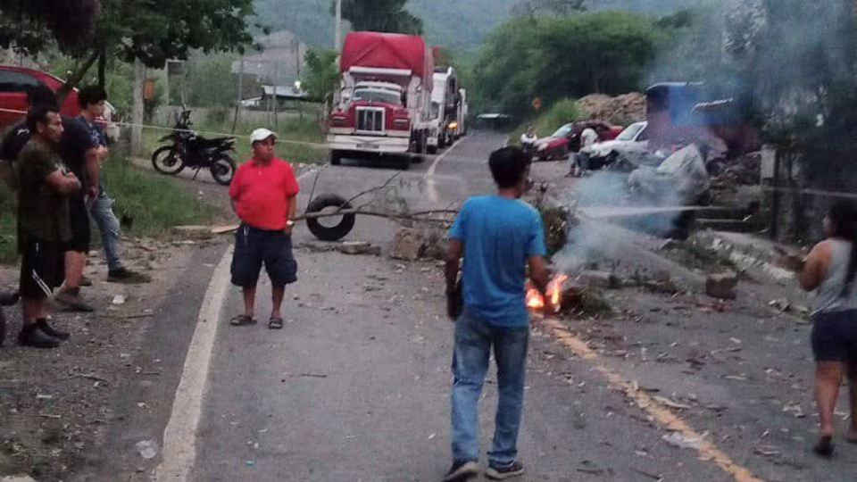 Habitantes del barrio El Naranjal, en Huejutla, bloquearon la carretera federal México-Tampico para exigir que la CFE repare urgentemente un cable de alta tensión dañado tras ser un peligro latente de descarga para las familias de la zona.