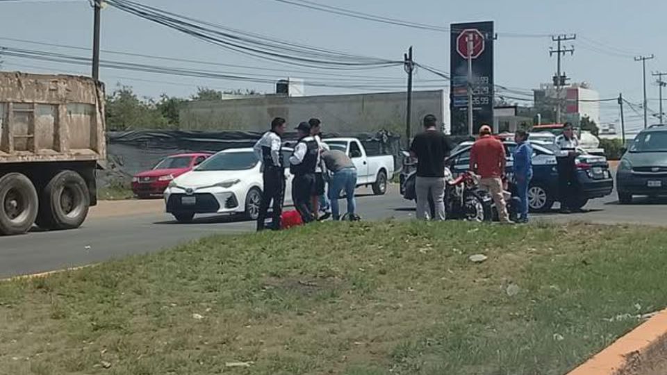 Cuerpos de auxilio acudieron al sitio para brindar atención médica y resguardar el área, hecho que provocó una severa reducción de carriles y avance lento en el punto del municipio.