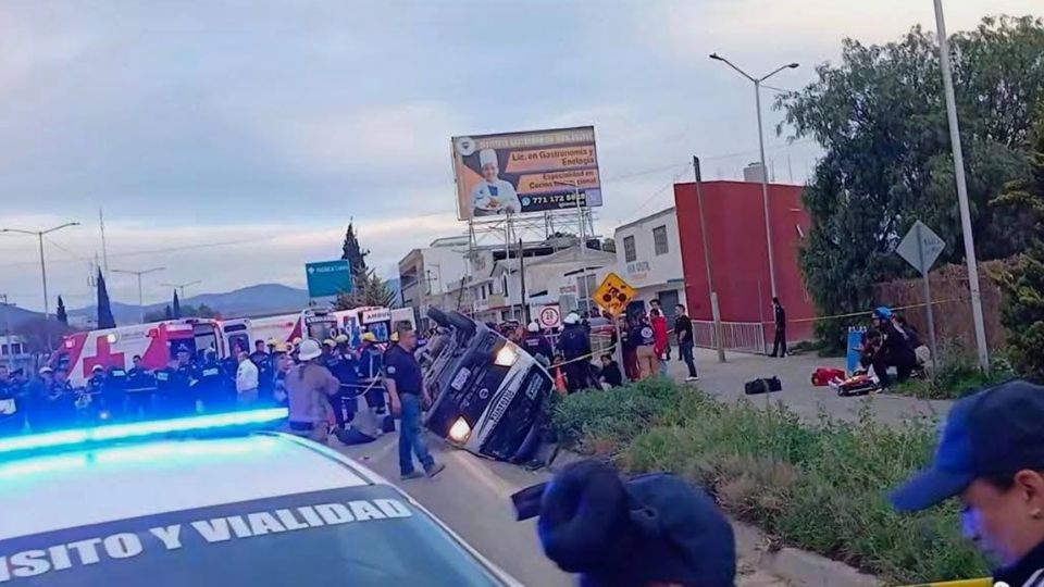 El video mostró que la combi fue impactada en su costado trasero izquierdo