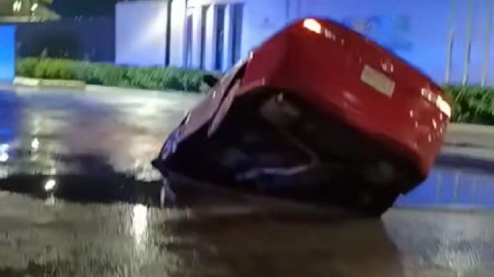 Vehículo queda atrapado en estructura del Parque Cultural Hidalguense