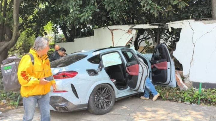 Adulto mayor provoca choque múltiple y se impacta contra barda de una casa en Reforma