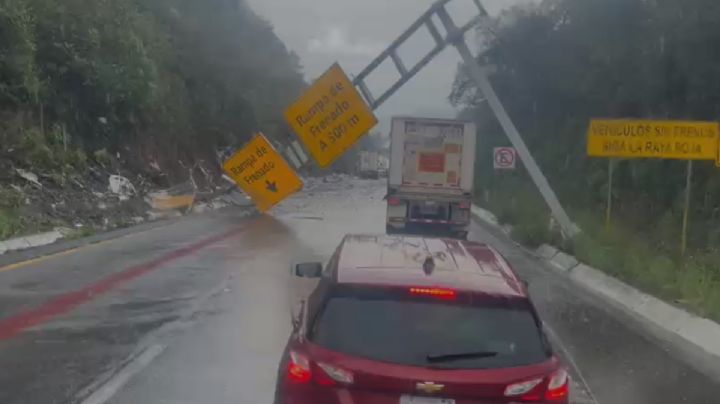 VIDEO: Cierran autopista Puebla-Orizaba tras choque de tráiler con anuncio de CAPUFE