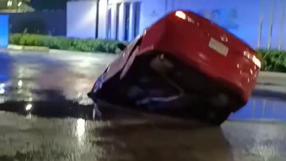 Elementos de la Policía Estatal acudieron al lugar para resguardar el perímetro y realizar las maniobras de extracción del coche; asimismo, confirmaron que el percance no dejó personas lesionadas y todo quedó en daños materiales.