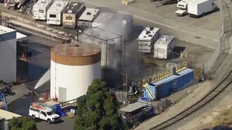 Los equipos de emergencia han utilizado mangueras de agua para enfriar constantemente el tanque y reducir el riesgo de explosión. También colocaron sacos de arena y sistemas de contención para impedir que posibles derrames químicos lleguen a drenajes pluviales o canales conectados con el océano.