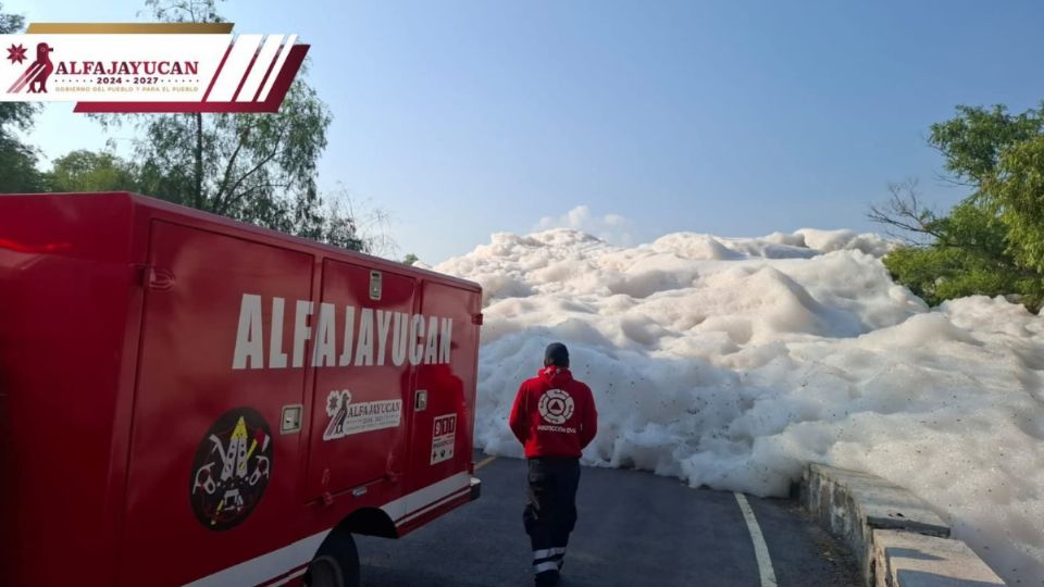 El Gobierno Municipal de Alfajayucan informó que elementos de Protección Civil trabajan de forma permanente en la zona desde la noche de ayer para limpiar la vía y evitar graves accidentes por derrape