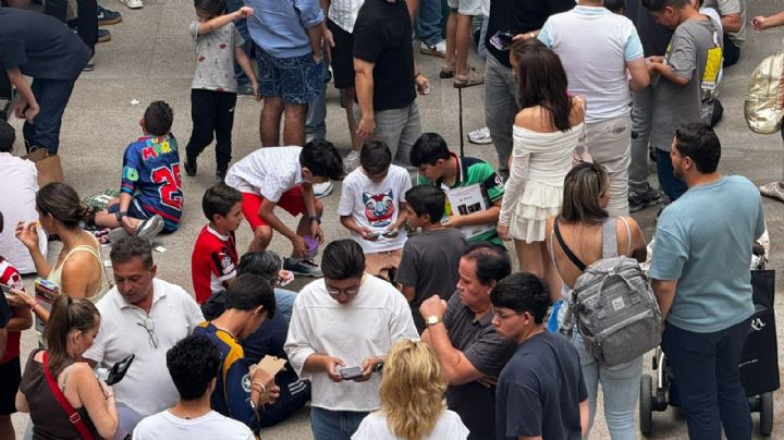 Intercambio masivo de estampitas en Plaza Mayor; Mundial 2026, ¿Quién te falta? ¿Messi, Ronaldo?