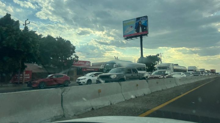 Fila de un kilómetro de autos en la León - Silao: Esto fue lo que pasó