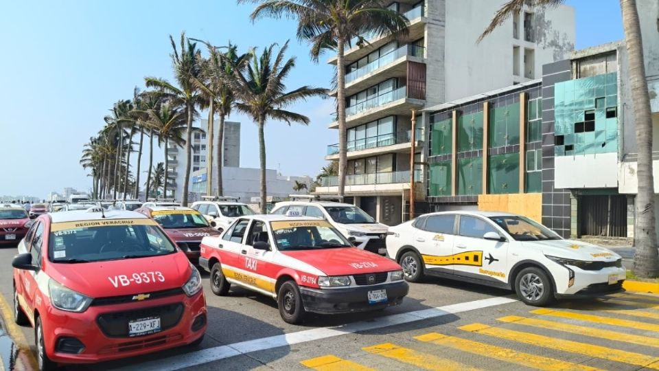 Taxistas piden a Rocío Nahle continuar con operativos contra vehículos de aplicación