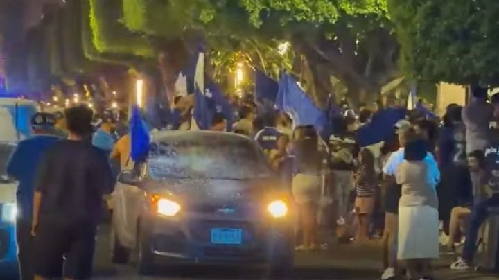 ¿De dónde salieron tantos seguidores del Cruz Azul en León? Celebran en el Arco de la Calzada