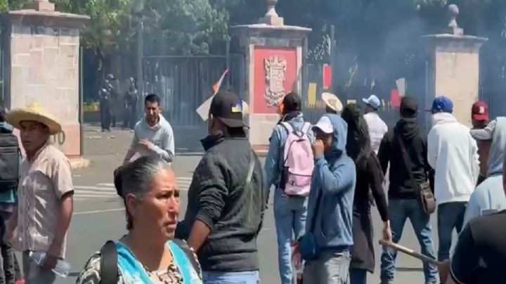 Se enfrentan comuneros de Sevina y policías antimotines en Casa Michoacán